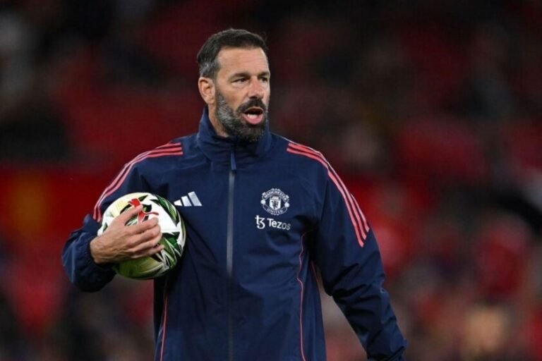 Manchester United nhận được lời khuyên nên kết thúc mối quan hệ với Van Nistelrooy